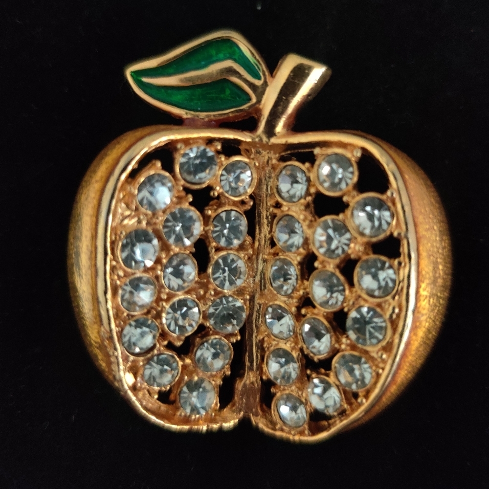 Vintage figural apple 🍏 brooch